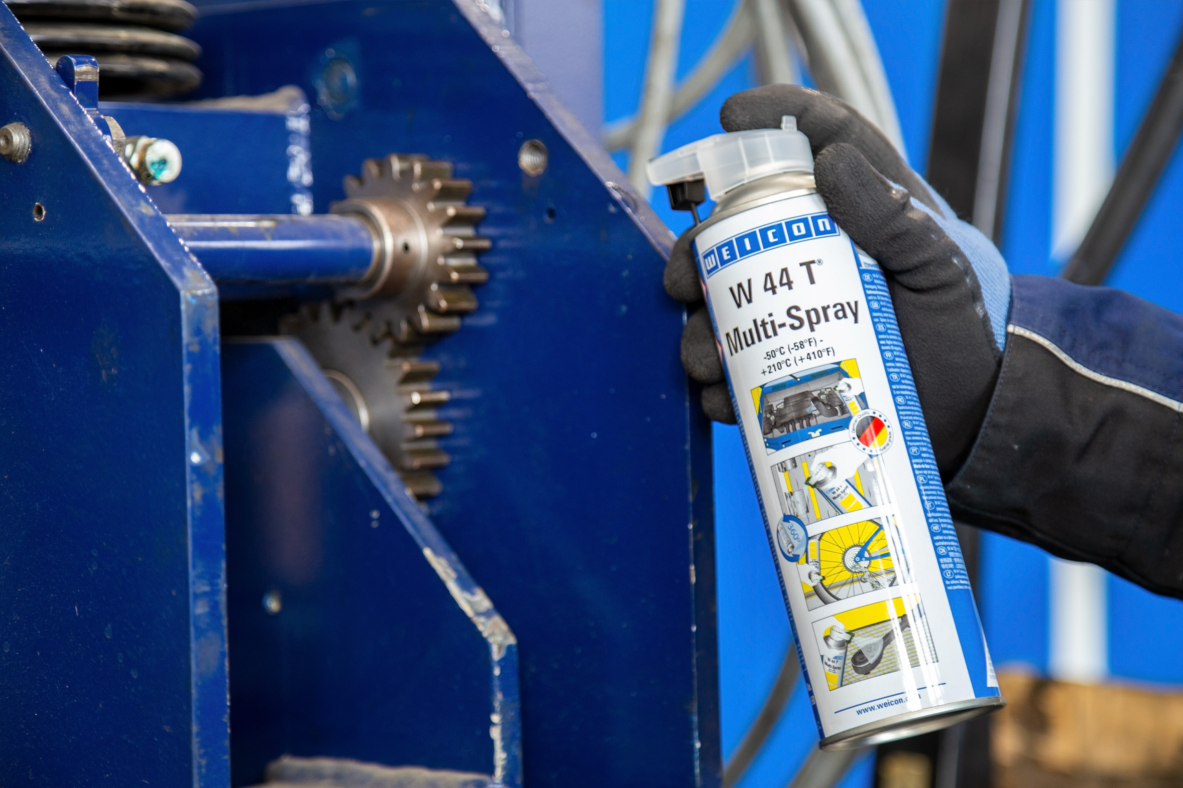 WEICON-W44T-Multi-Spray_Schmierung-Zahnrad Weicon W44 T Multi-Spray wird auf Zahnrad gesprüht