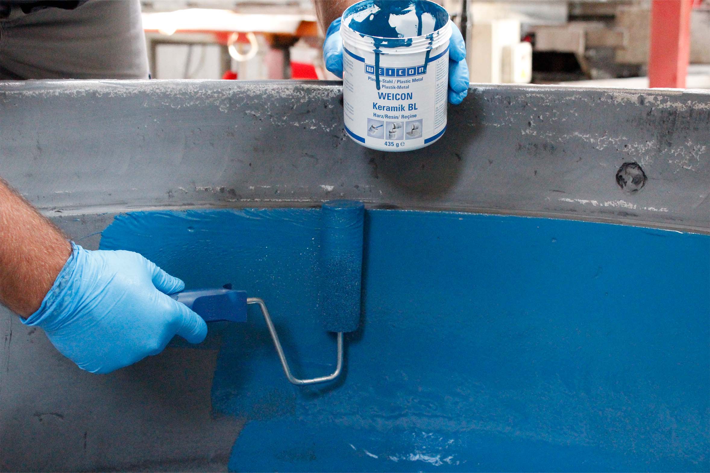 Pelletpresse wird mit Epoxidharz-System Weicon Keramik BL bestrichen