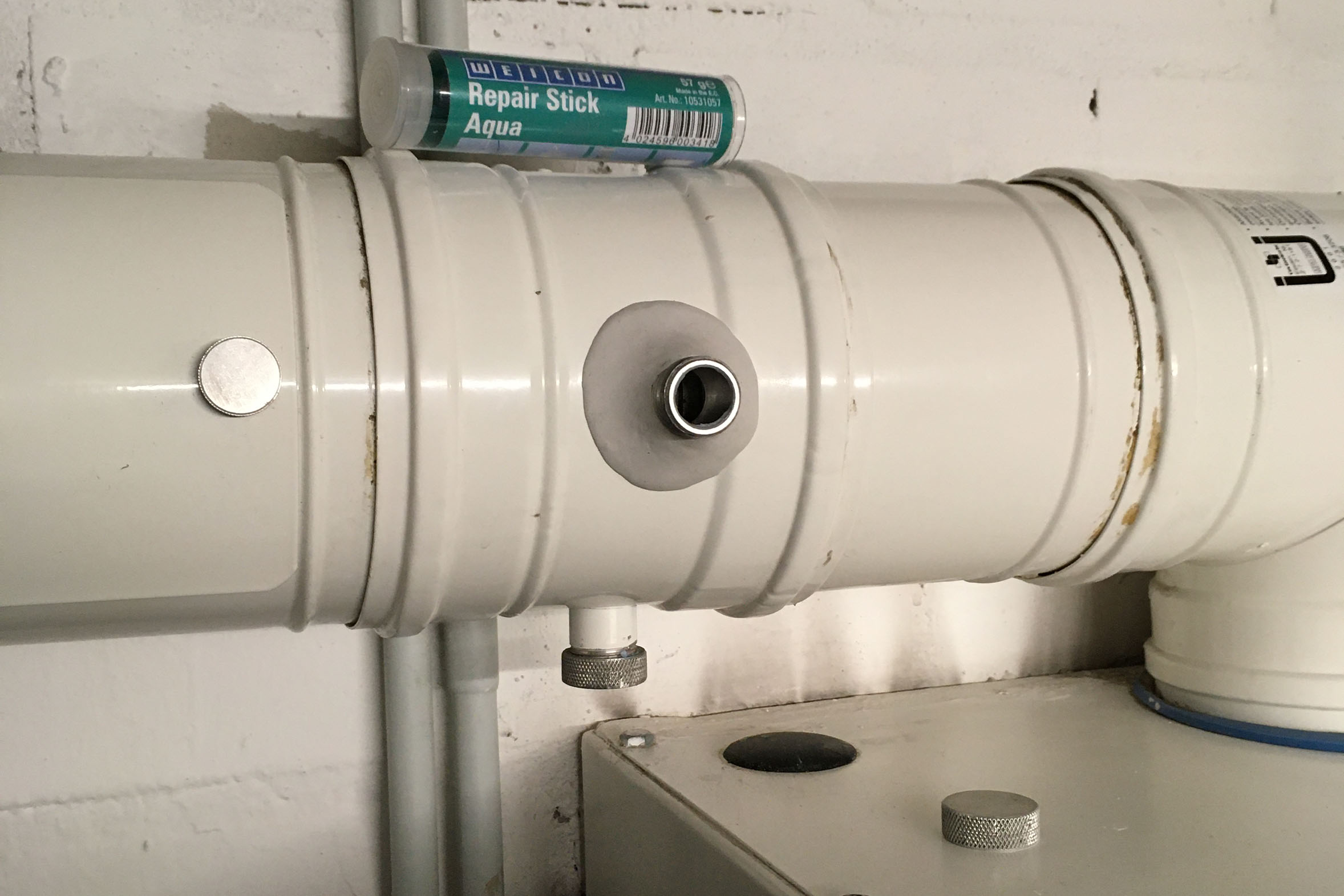 Weicon Repair Stick Aqua wird in Dichtung von Rohr geklebt