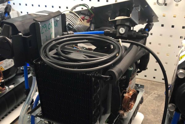 Composants mécaniques et radiateur de refroidissement avec des tuyaux de raccordement dans un environnement technique.