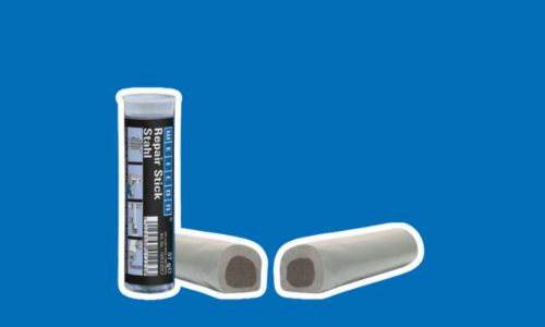 Reparaturknete vor blauem Hintergrund