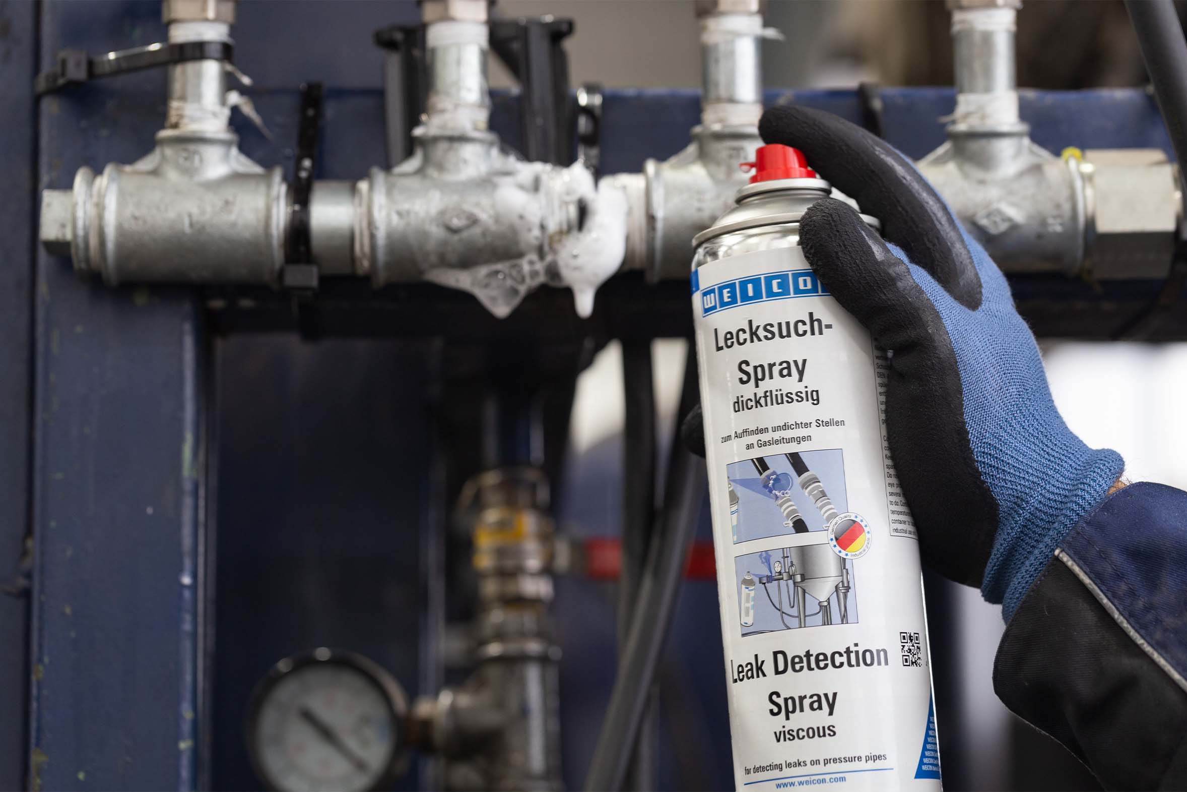 Weicon Lecksuch-Spray dickflüssig wird auf eine Gasanlage gesprüht