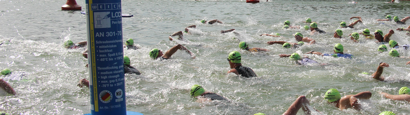 Leitlinien schwimmen Viele Menschen mit Badekappe sind im Wasser und schwimmen