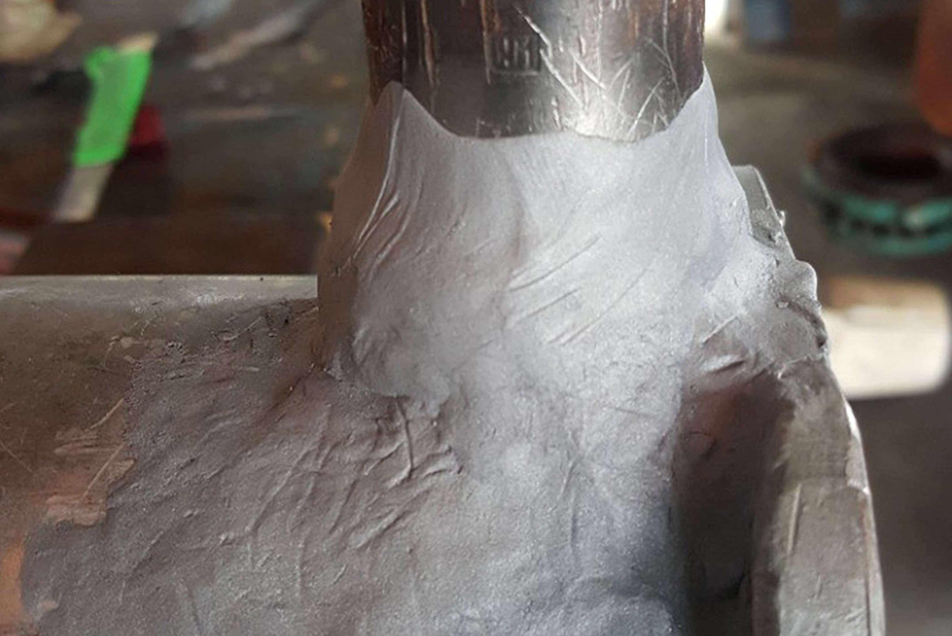 Weicon Repair-Stick auf Raupe aufgetragen