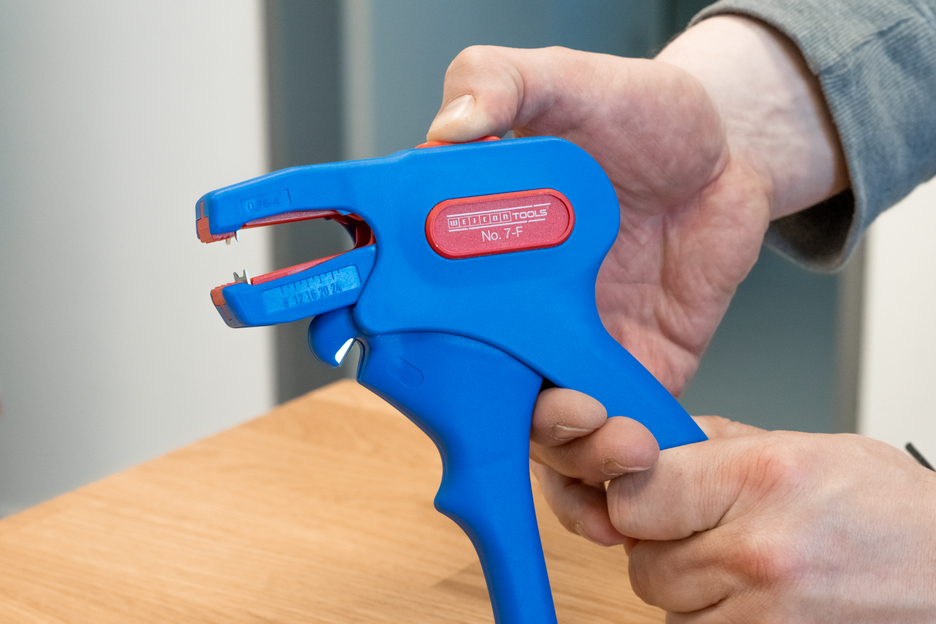 Wire Stripper No. 7-F | for skinning and stripping common flat cables I working range 0,75 - 4,0 mm².