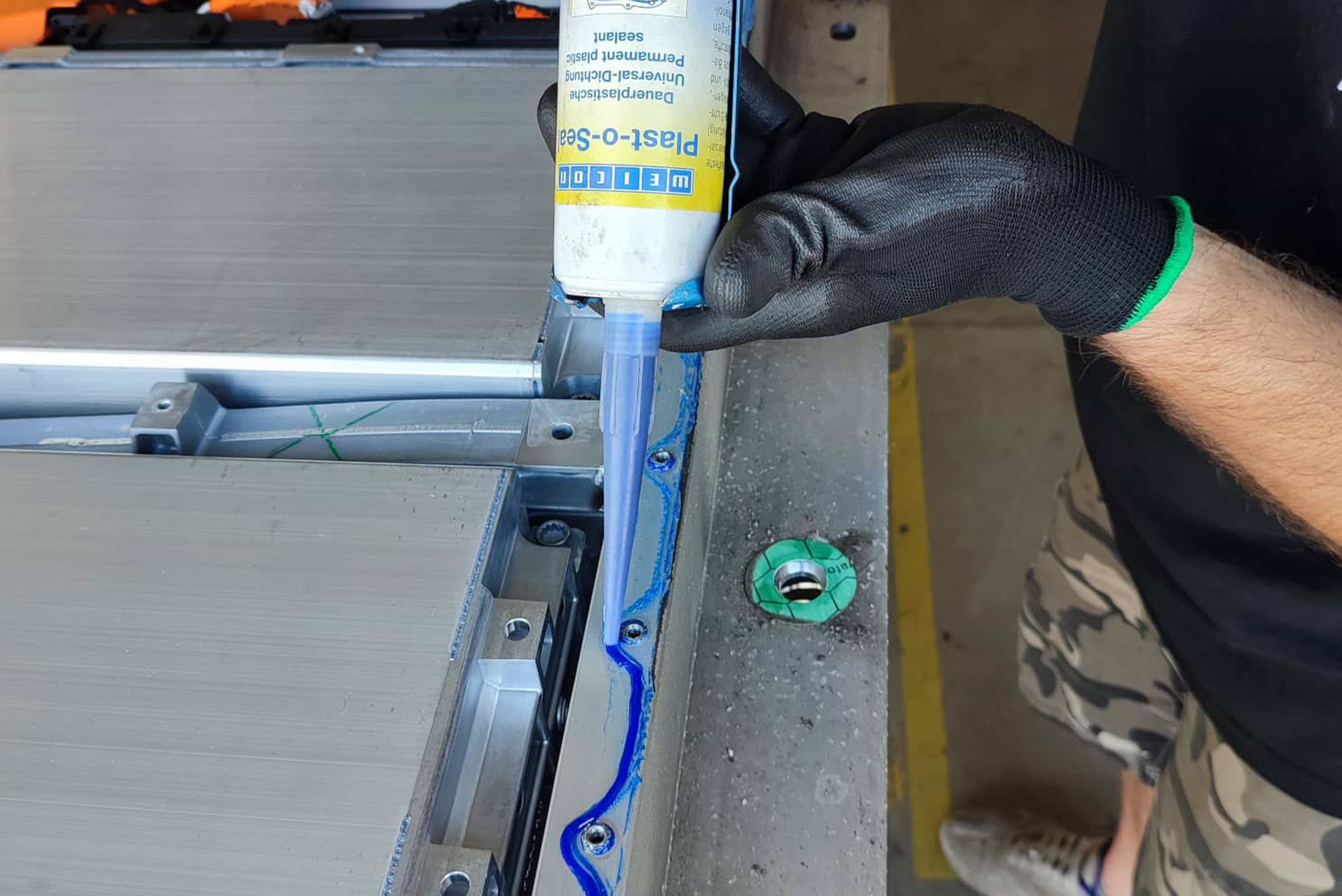 Weicon Plast-o-Seal wird aufgetragen