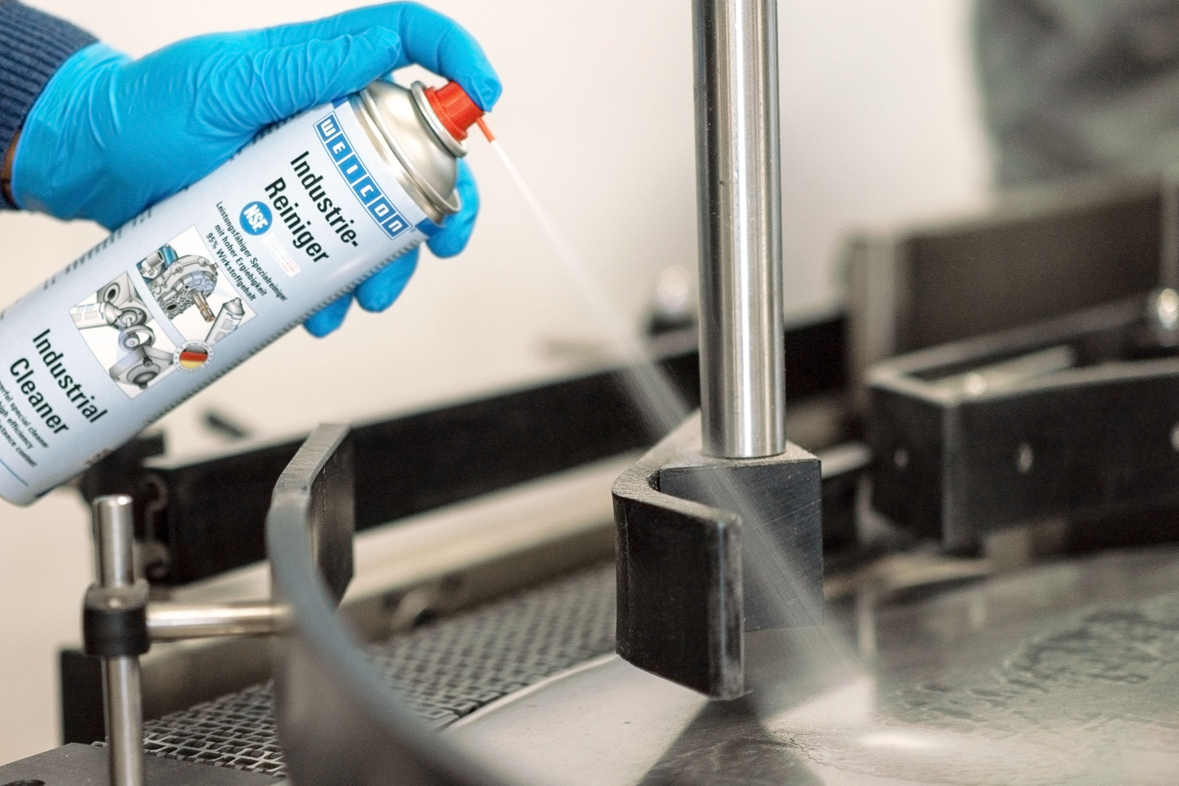 Landingpage_Einsatzgebiete_Lebensmittel_Industrie-Reiniger_02 Ein Förderband in einer Getränkeproduktion wird mit dem Weicon Industrie-Reiniger gereinigt