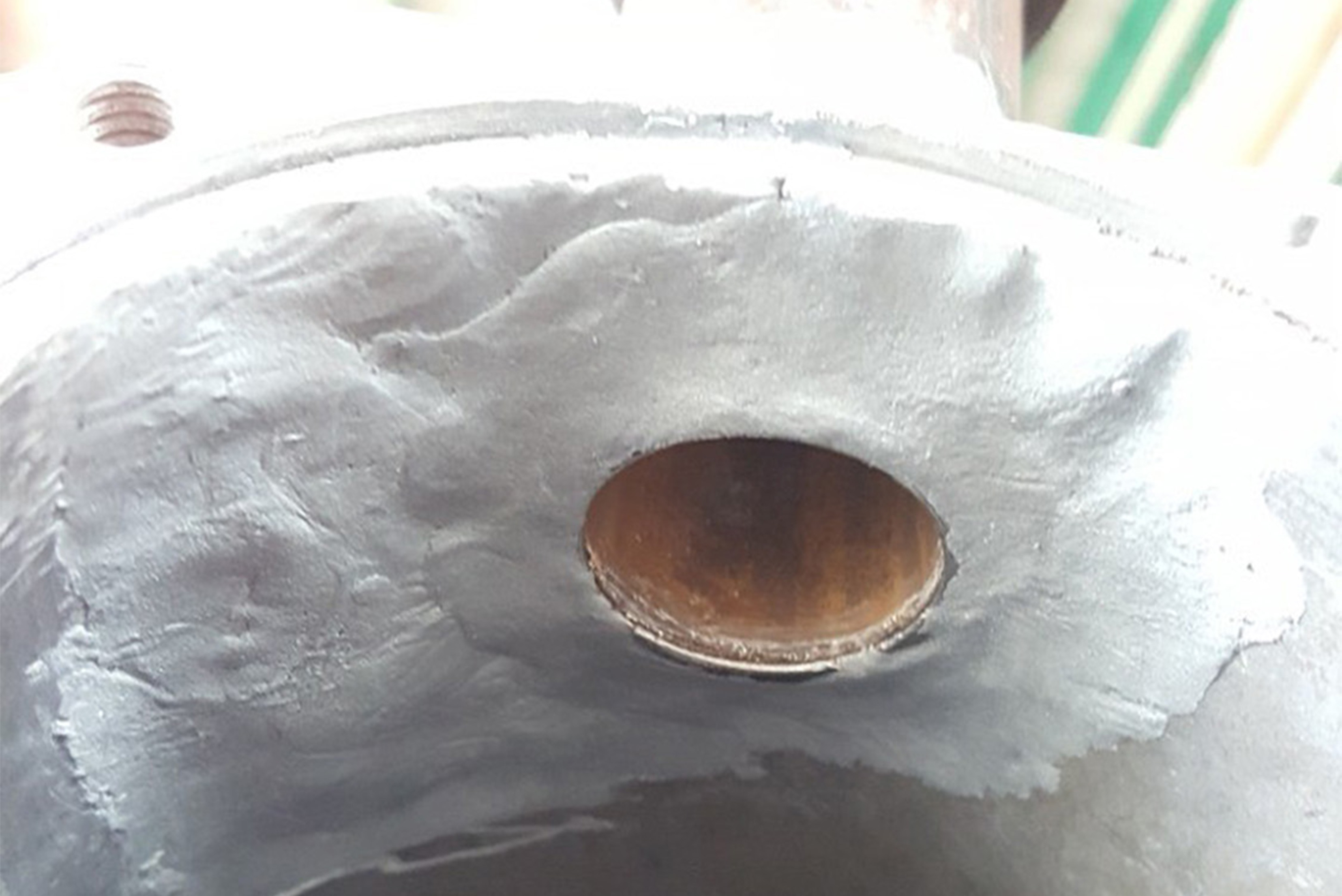 Ausgehärtete Reparatur an einem Metallstück