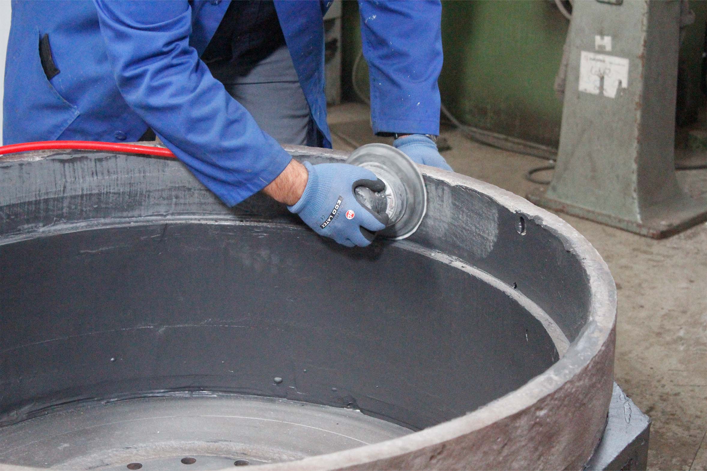 Pelletpresse wird geschliffen