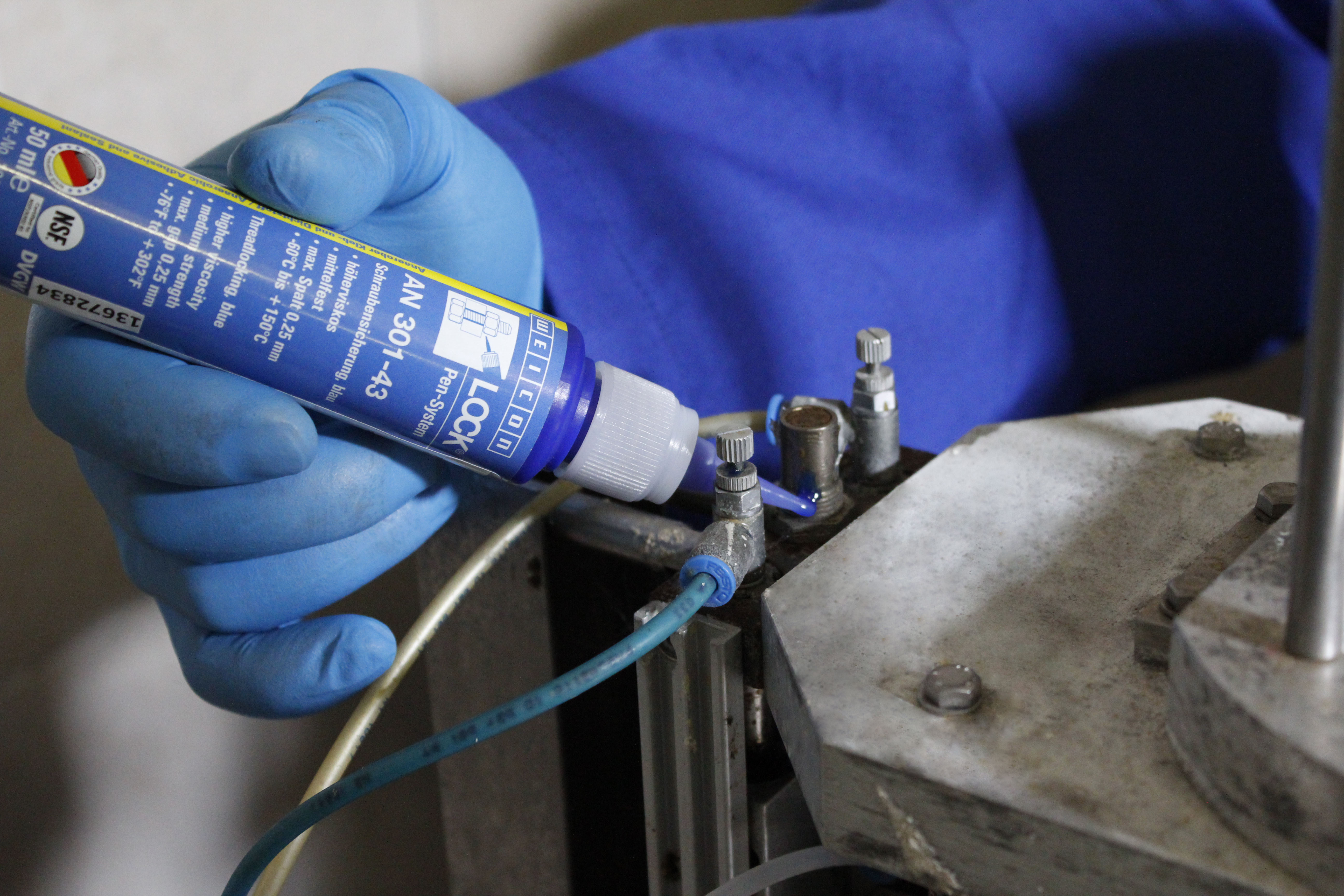 Landingpage_Einsatzgebiete_Lebensmittel_AN-301-43_1 Weiconlock AN 301-43 Schraubensicherung wird auf Schraube gegeben