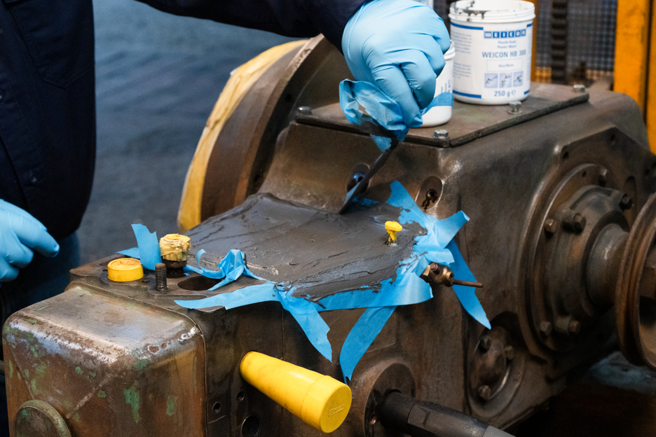 WEICON HB 300 | high-temperature-resistant epoxy resin system for repairs and moulding