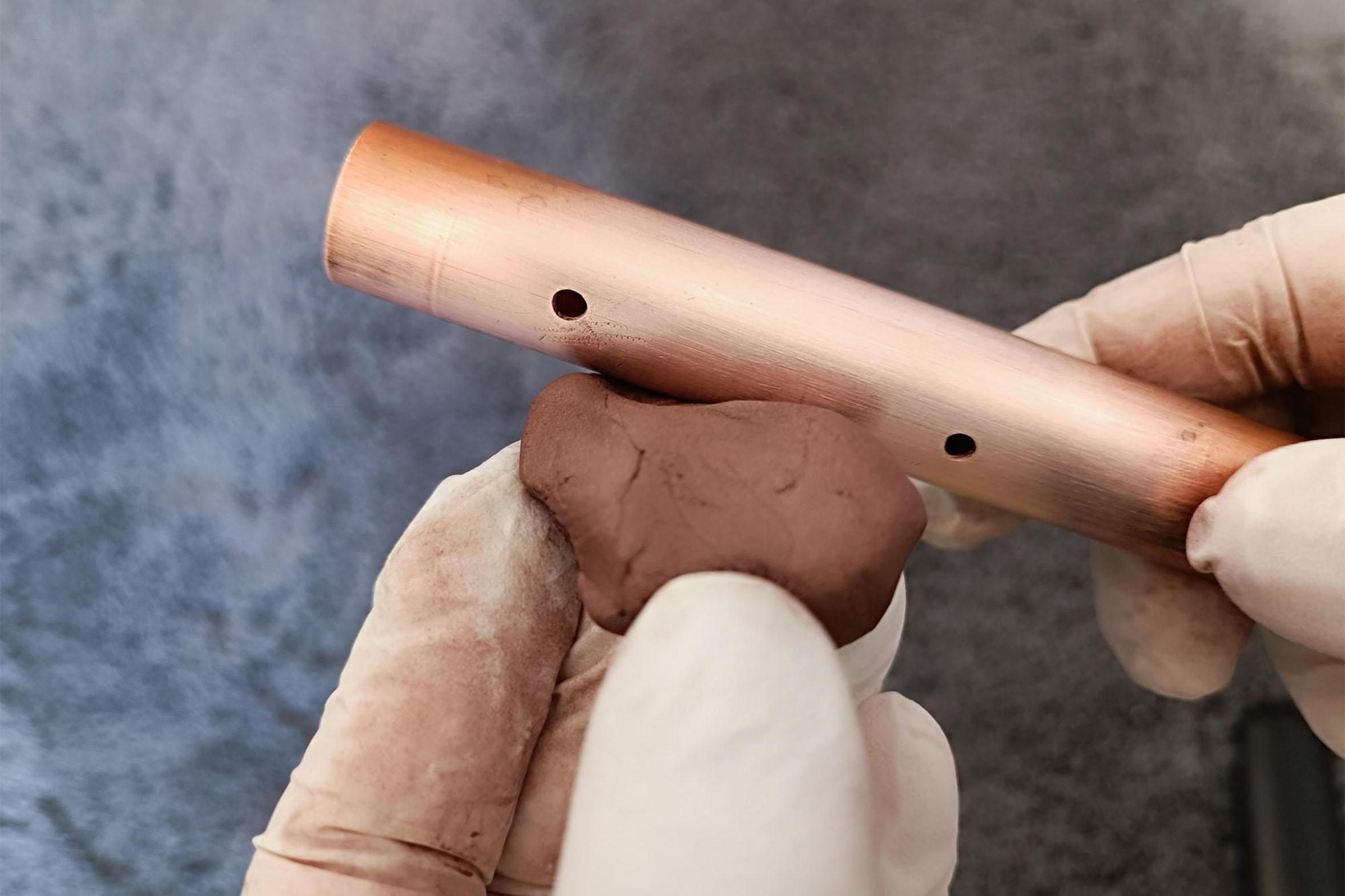 Kupferrohr wird mir Reparaturpaste repariert