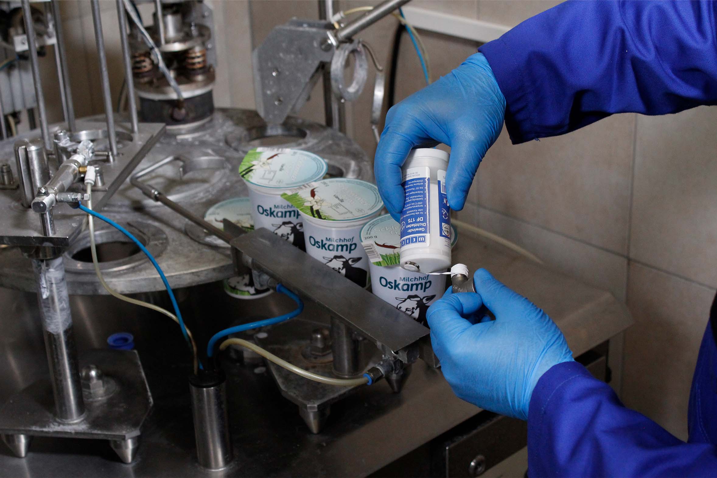 Gewindedichtfaden wird in Milchfabrik um Gewinde gelegt