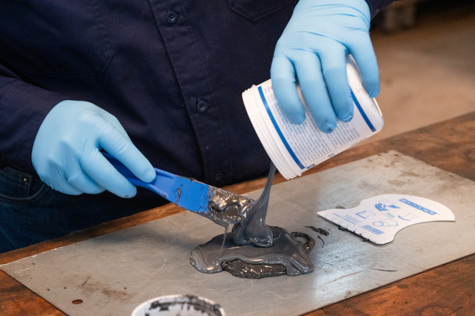WEICON HB 300 | système à base de résines époxy résistant aux hautes températures pour la réparation et le moulage