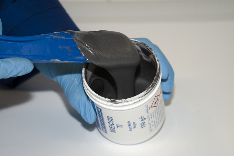 WEICON TI | titaniumgefülltes Epoxidharz-System für Reparatur und Formgebung