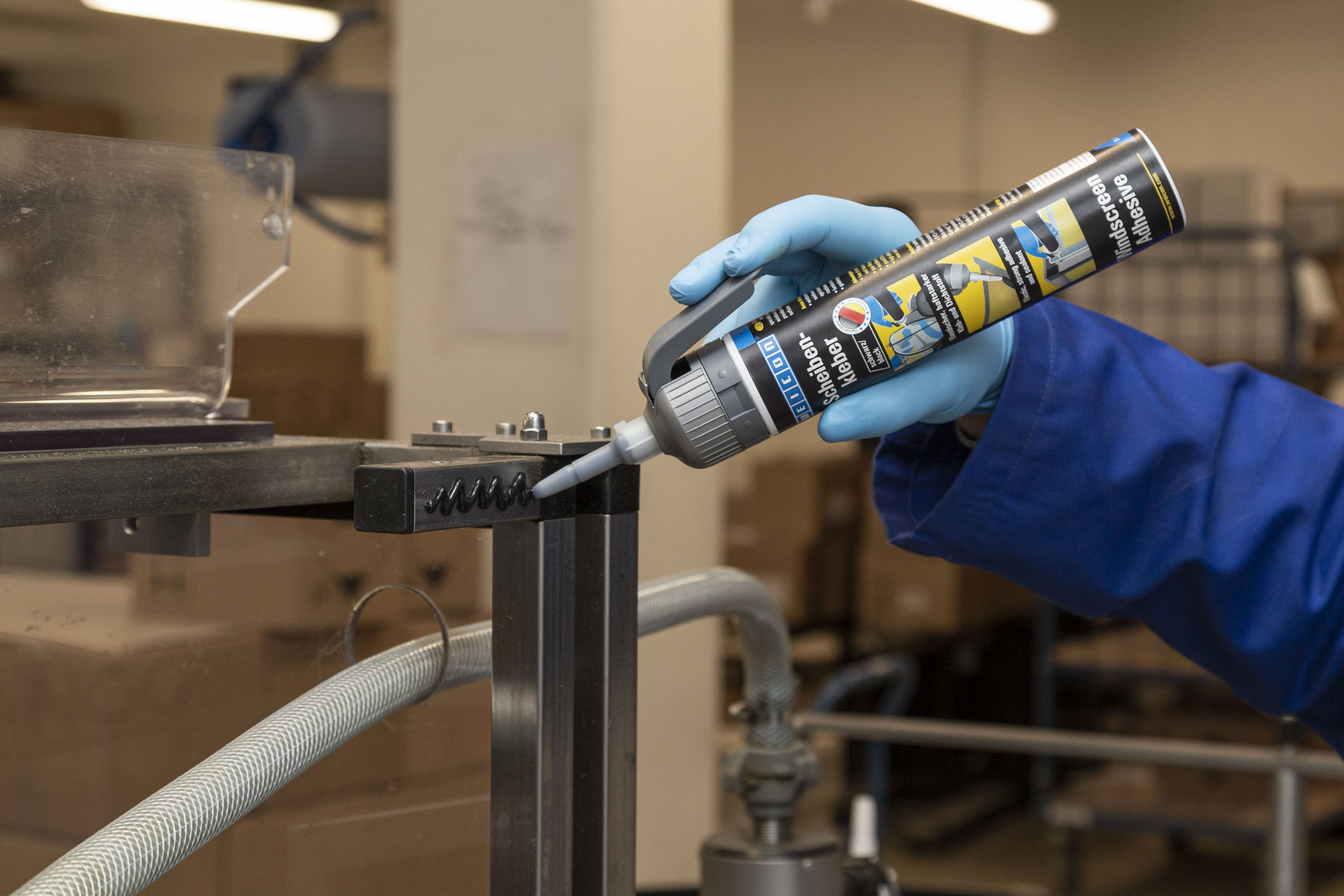 Landingpage_Einsatzgebiete_Lebensmittel_Scheibenkleber_03 Weicon Scheibenkleber wird auf ein Gestell gegeben