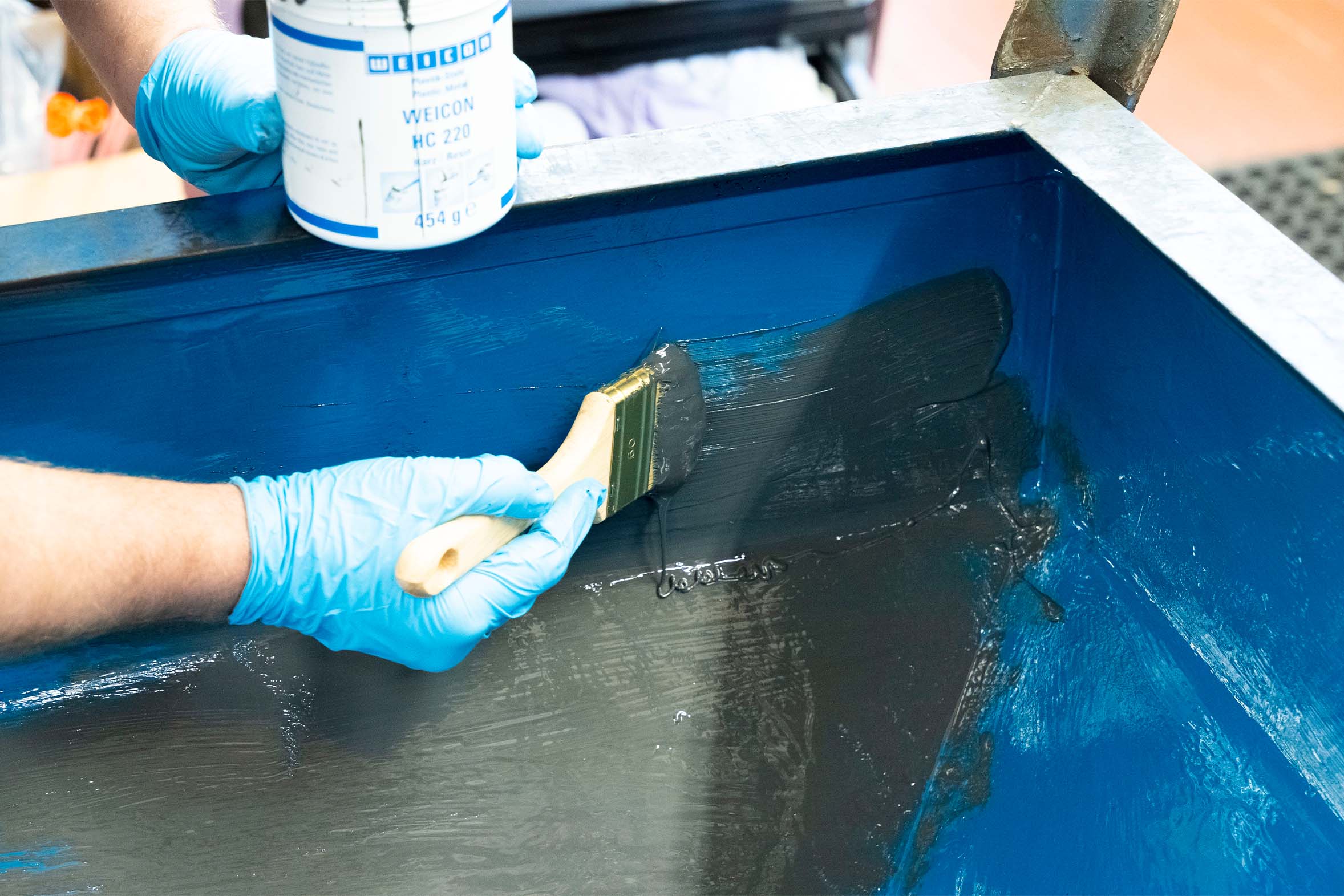 Trichterpalette wird mit Weicon HC 220 bestrichen