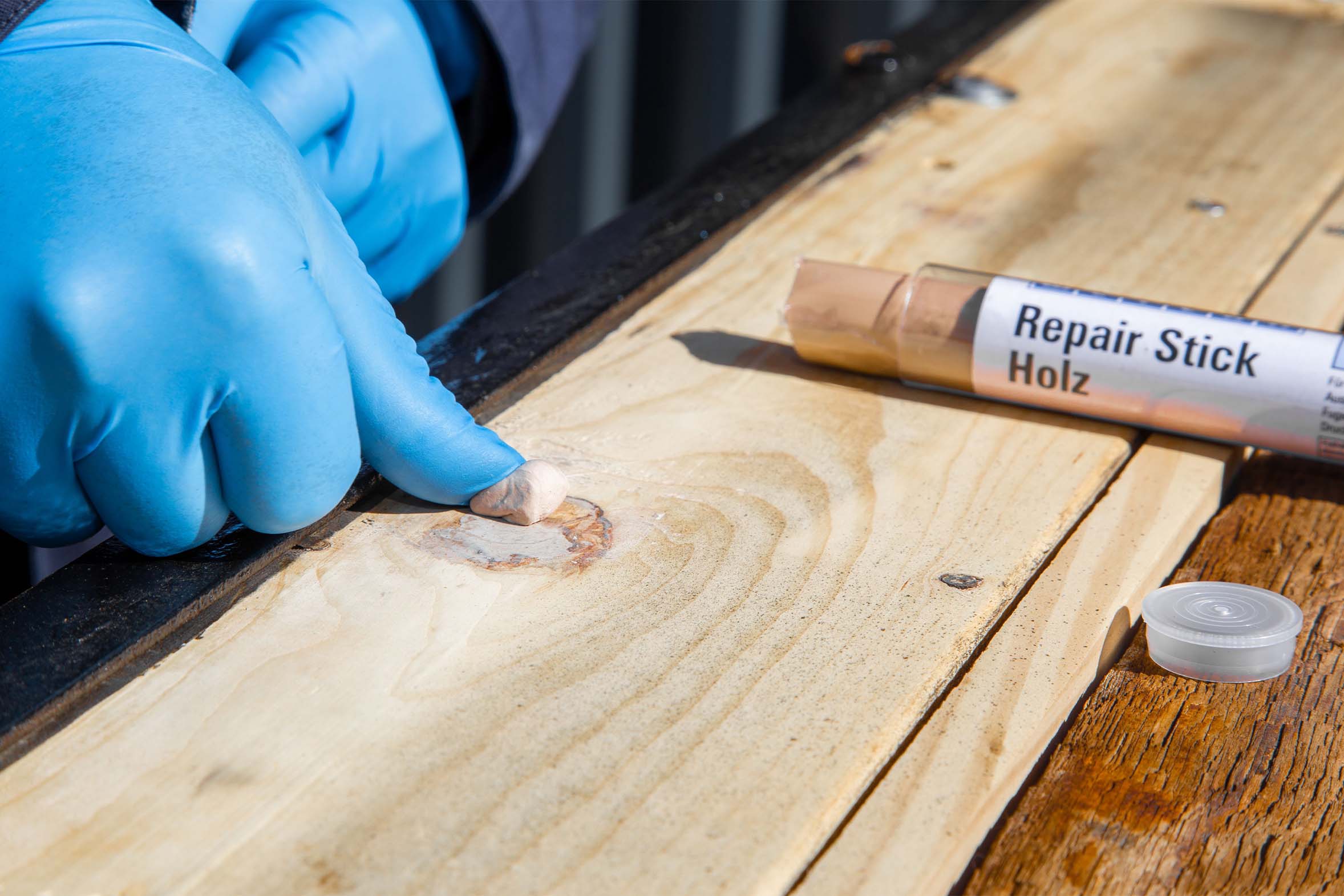 Repair-Stick Holz wird in Holz eingearbeitet