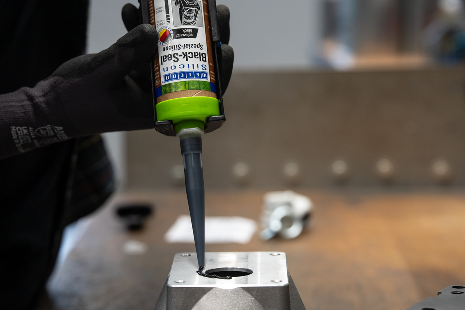 Black-Seal Silicone speciale | sigillante permanentemente elastico per aree resistenti all'olio o al grasso