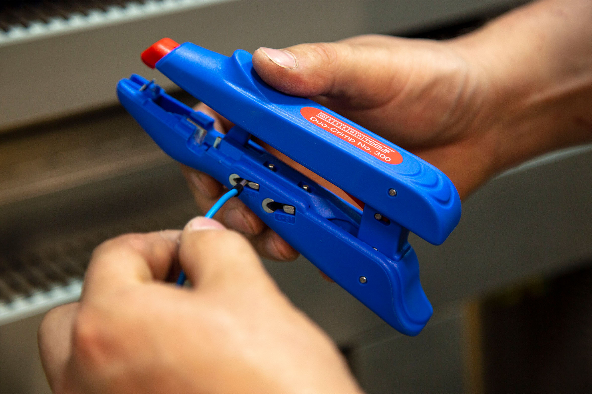 Kabel wird gecrimpt mit Weicon Tools Duo-Crimp No. 300