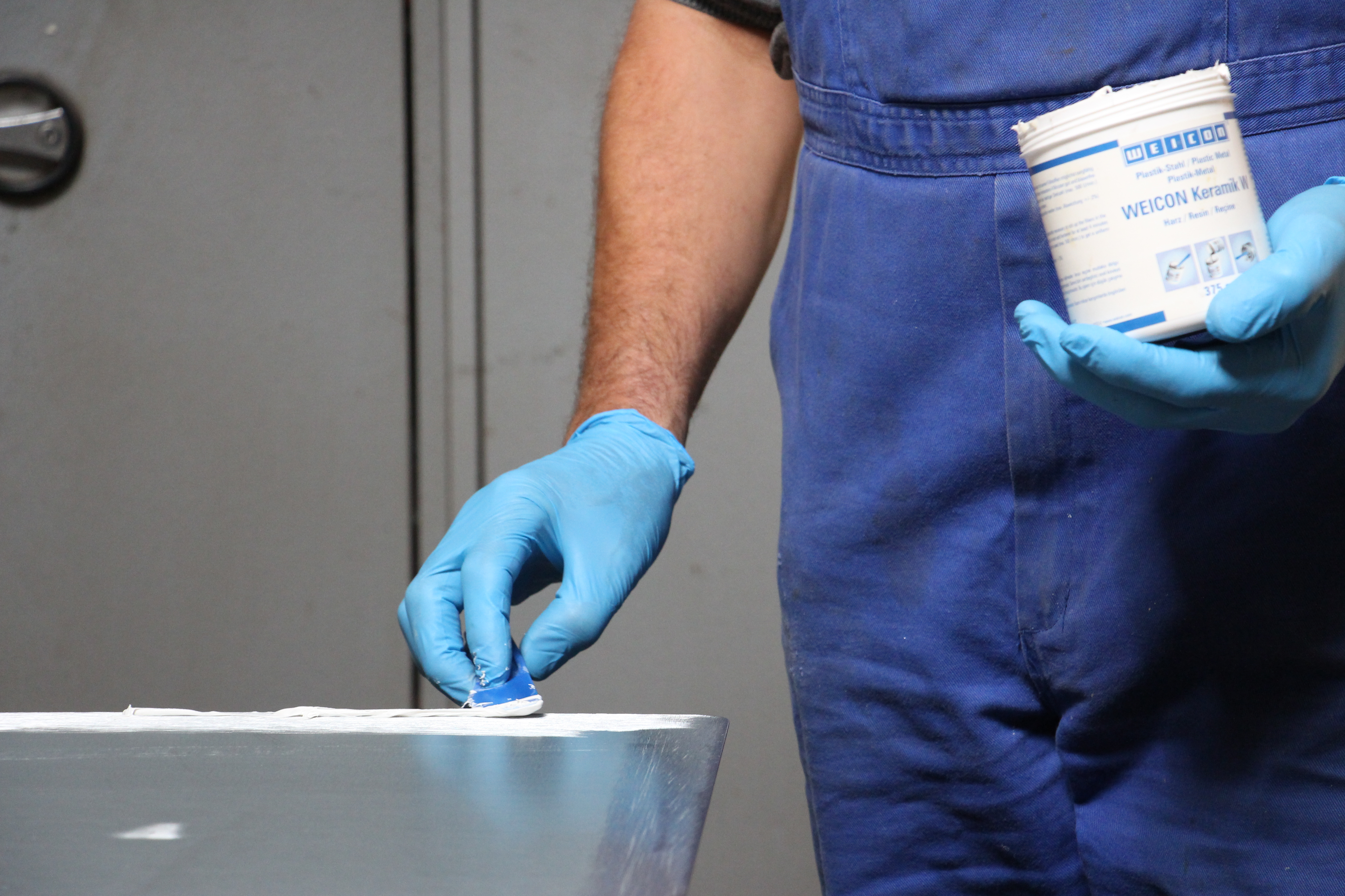 WEICON Ceramico W | sistema a base di resina epossidica caricata con minerali per il rivestimento antiusura