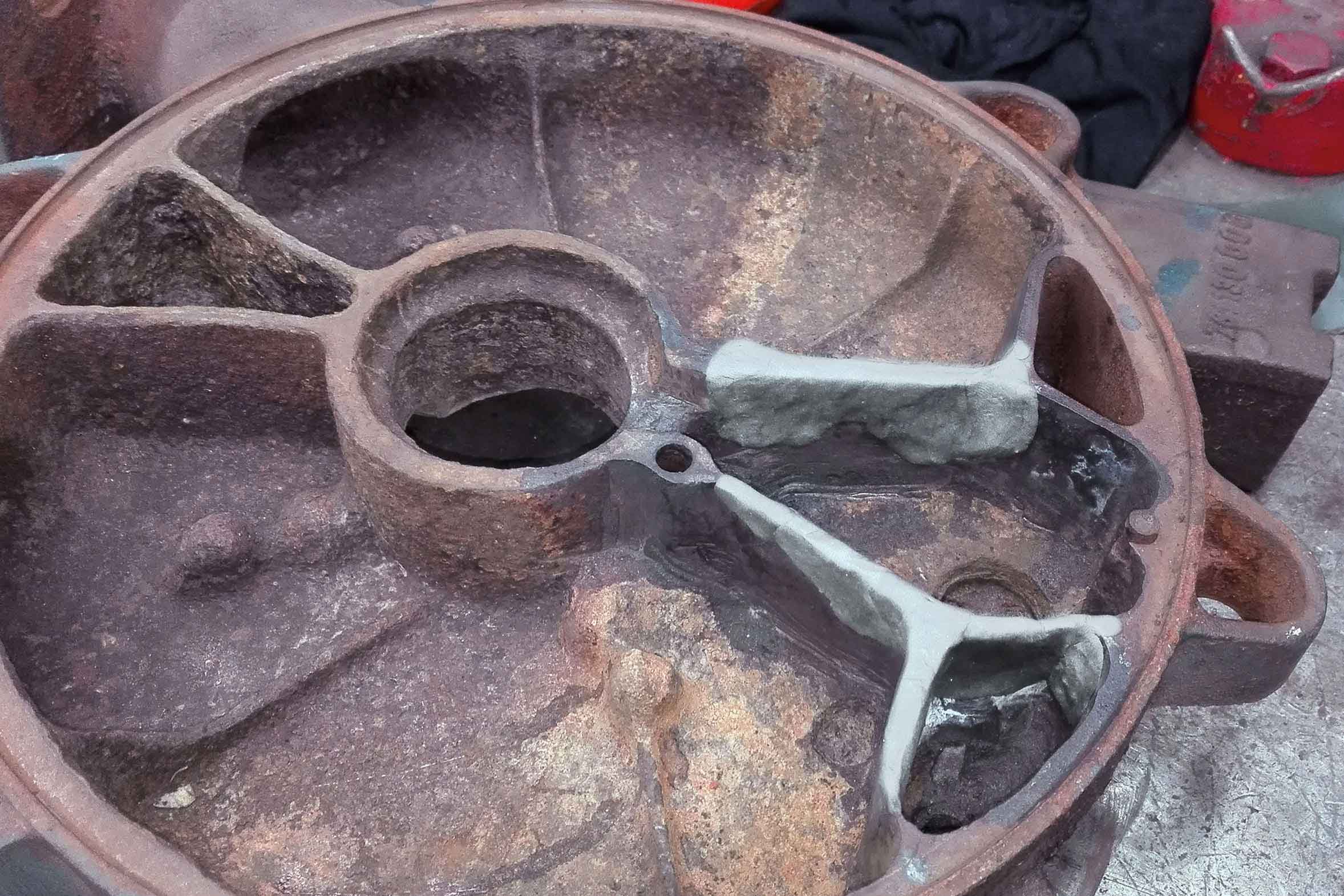 weicon_repair_sticks_stahl Stahlteil wurde mit Dichtungsmaterial ausgebessert