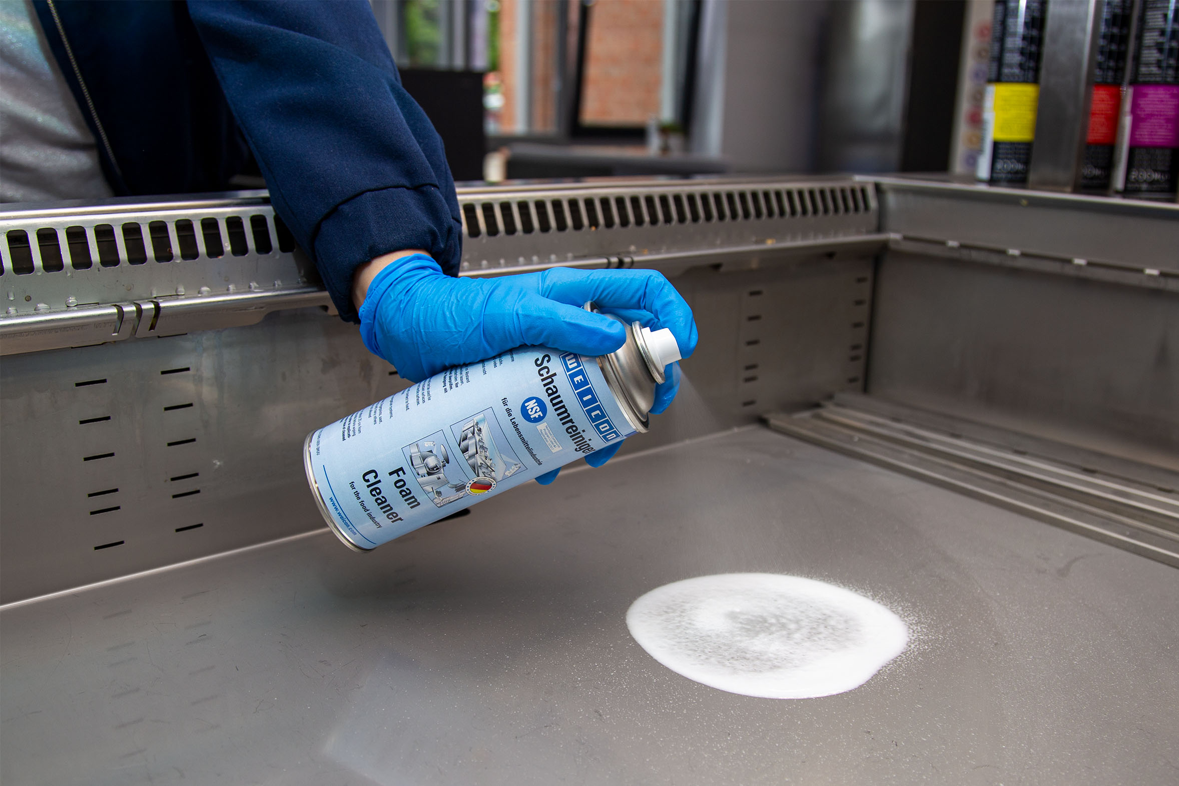 Landingpage_Einsatzgebiete_Lebensmittel_Schaumreiniger_Bild4 Weicon Schaumreiniger wird in eine Kühltheke gesprüht