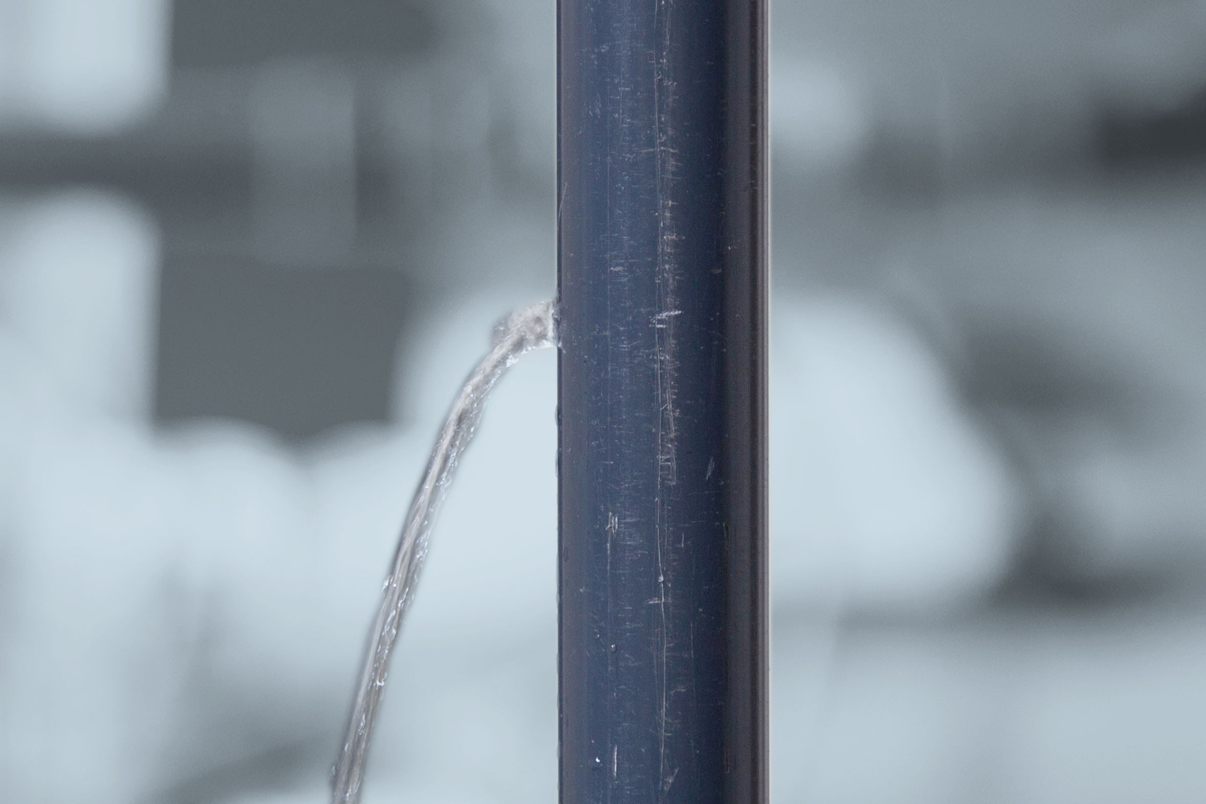 Landingpage_Einsatzgebiete_Lebensmittel_Pipe-Repair_Kit_02 Wasser läuft aus einem defekten Rohr