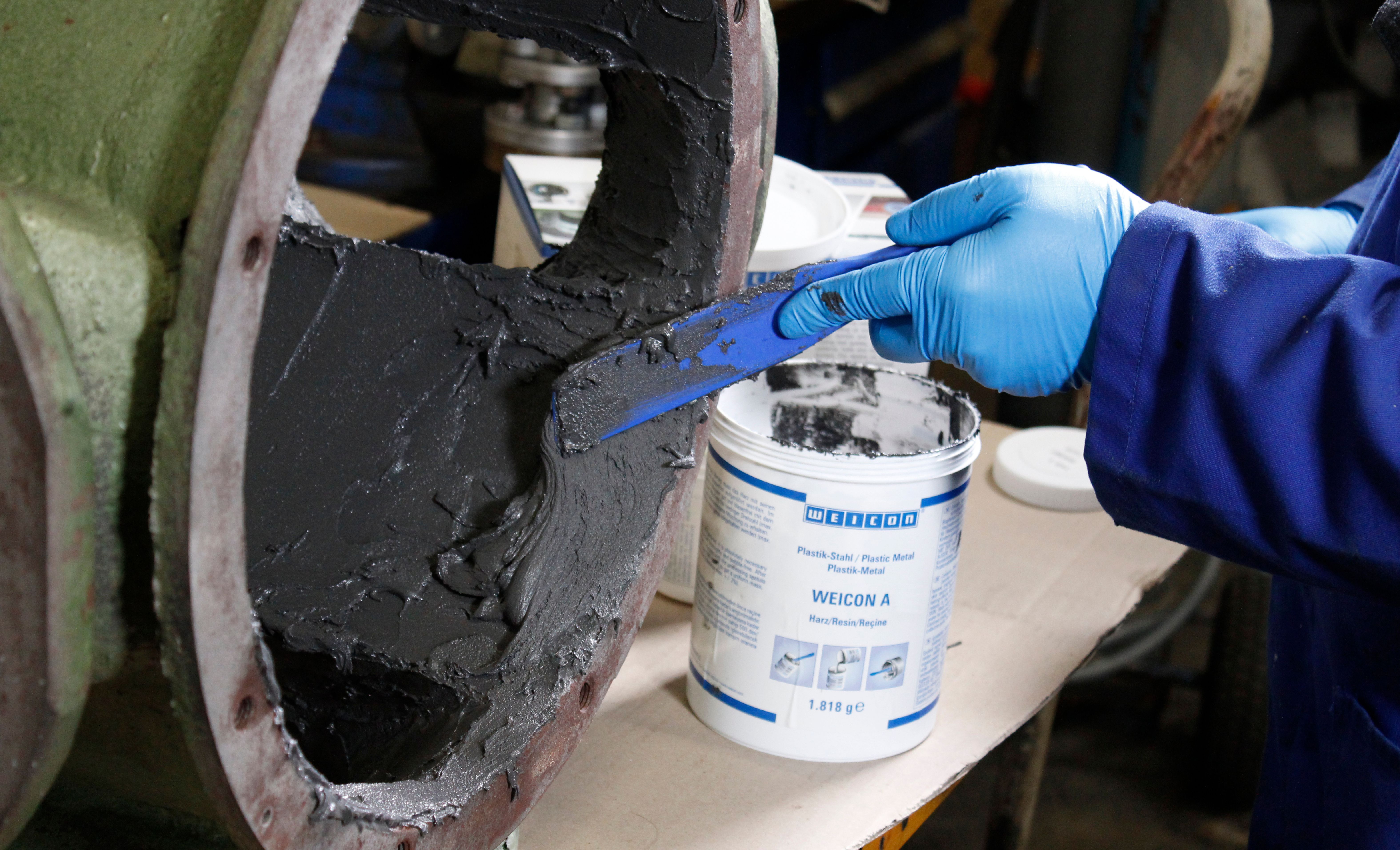 Reparaturmasse wird in Pumpe aufgetragen