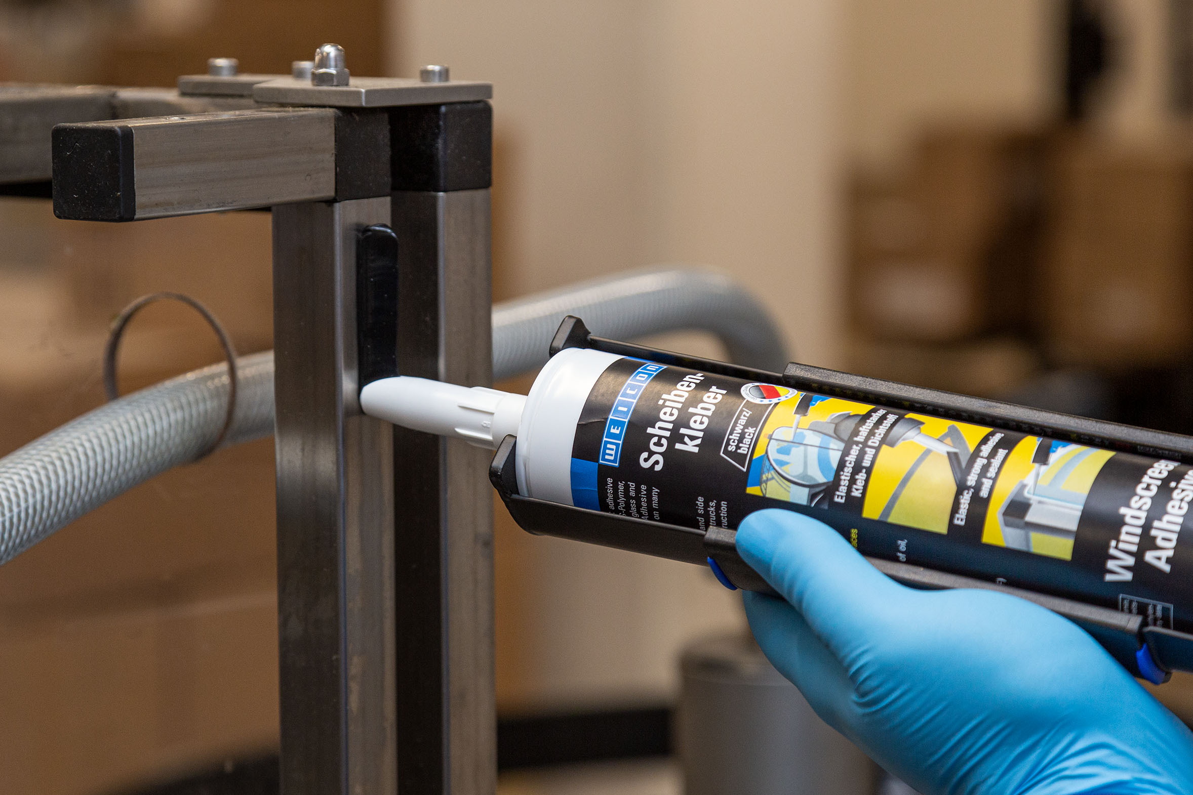 Landingpage_Einsatzgebiete_Lebensmittel_Scheibenkleber_02 Weicon Scheibenkleber wird auf ein Gestell gegeben