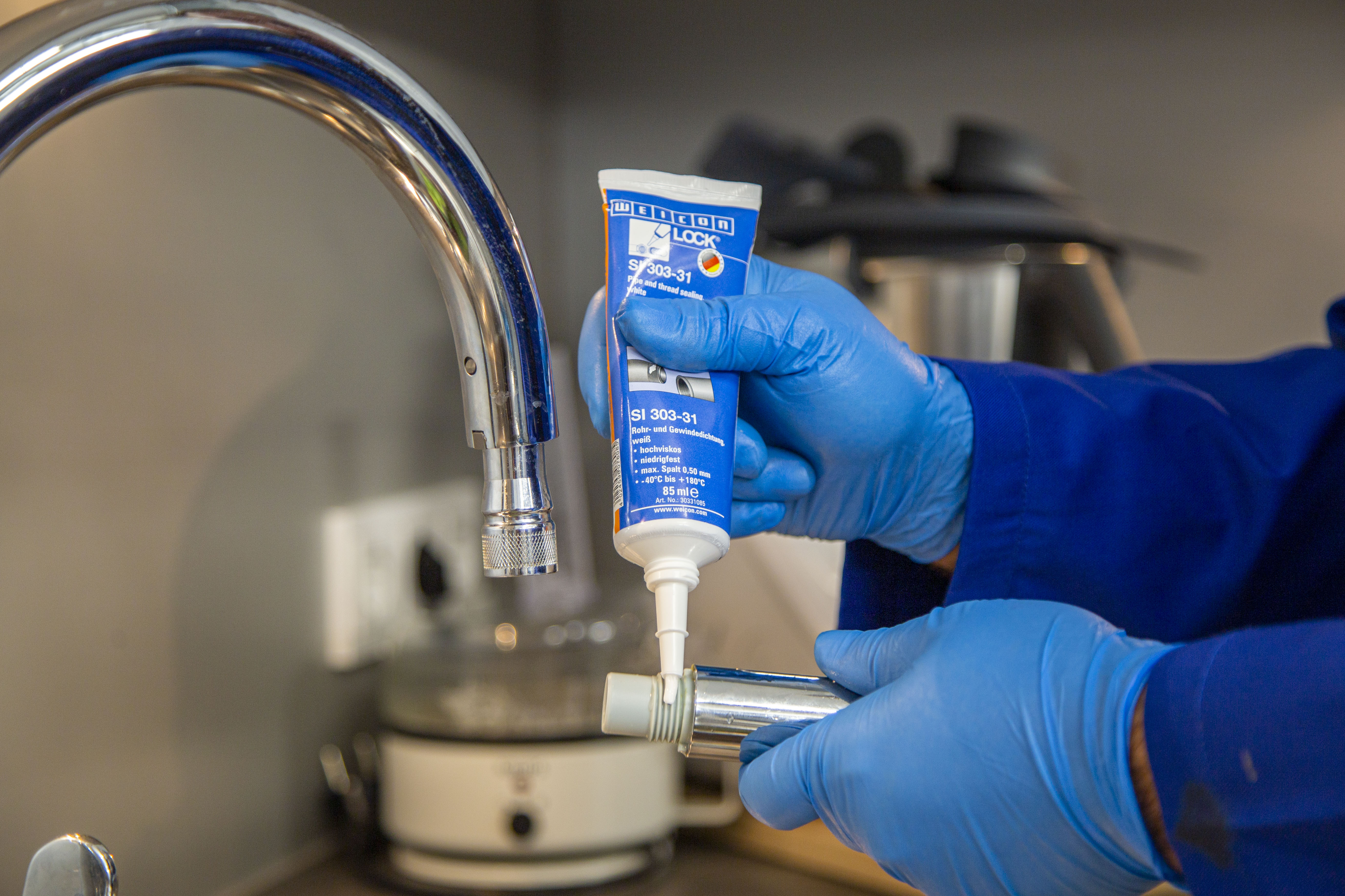 Landingpage-Einsatzgebiete_Lebensmittel_SI-303-31_Bild_1 Weicon SI 303-31 wird auf Gewinde von Wasserhahn gegeben