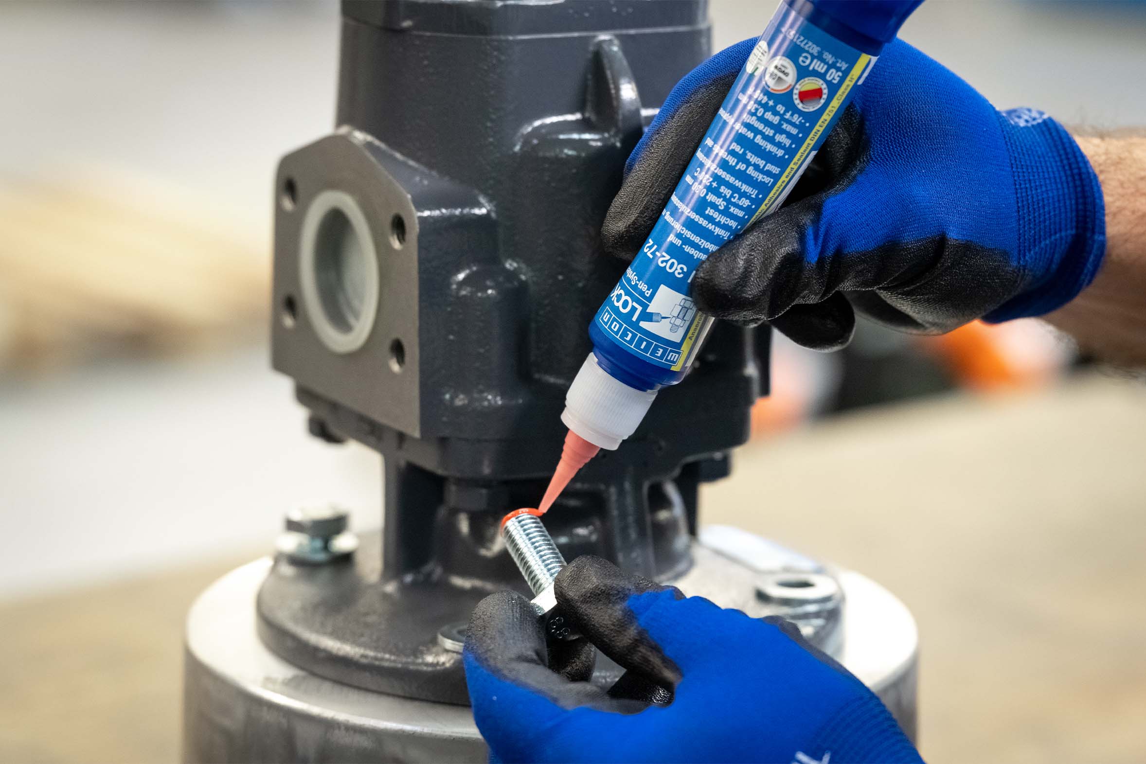 Weiconlock AN 302-72 Schraubensicherung wird auf Schraube gegeben