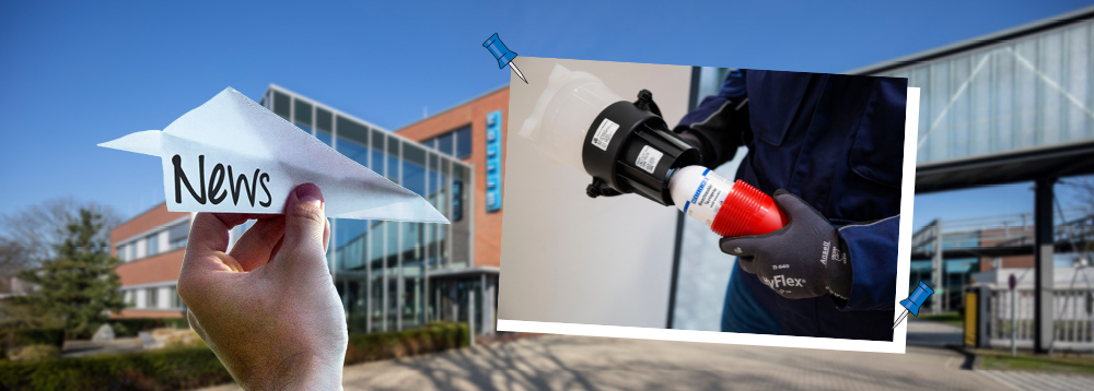 Header Rauchmelder testspray nicht brennbar Collage von Weicon Gebäude im Sommer, ein Hand hat einen Papierflieger in der hat auf dem "News" steht, daneben ist ein Bild auf dem das Weicon Rauchmelder-Testspray nicht brennbar getestet wird