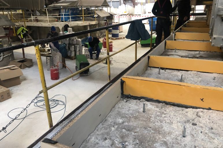 Bodenplatte wird mit Holzbalken vorbereitet