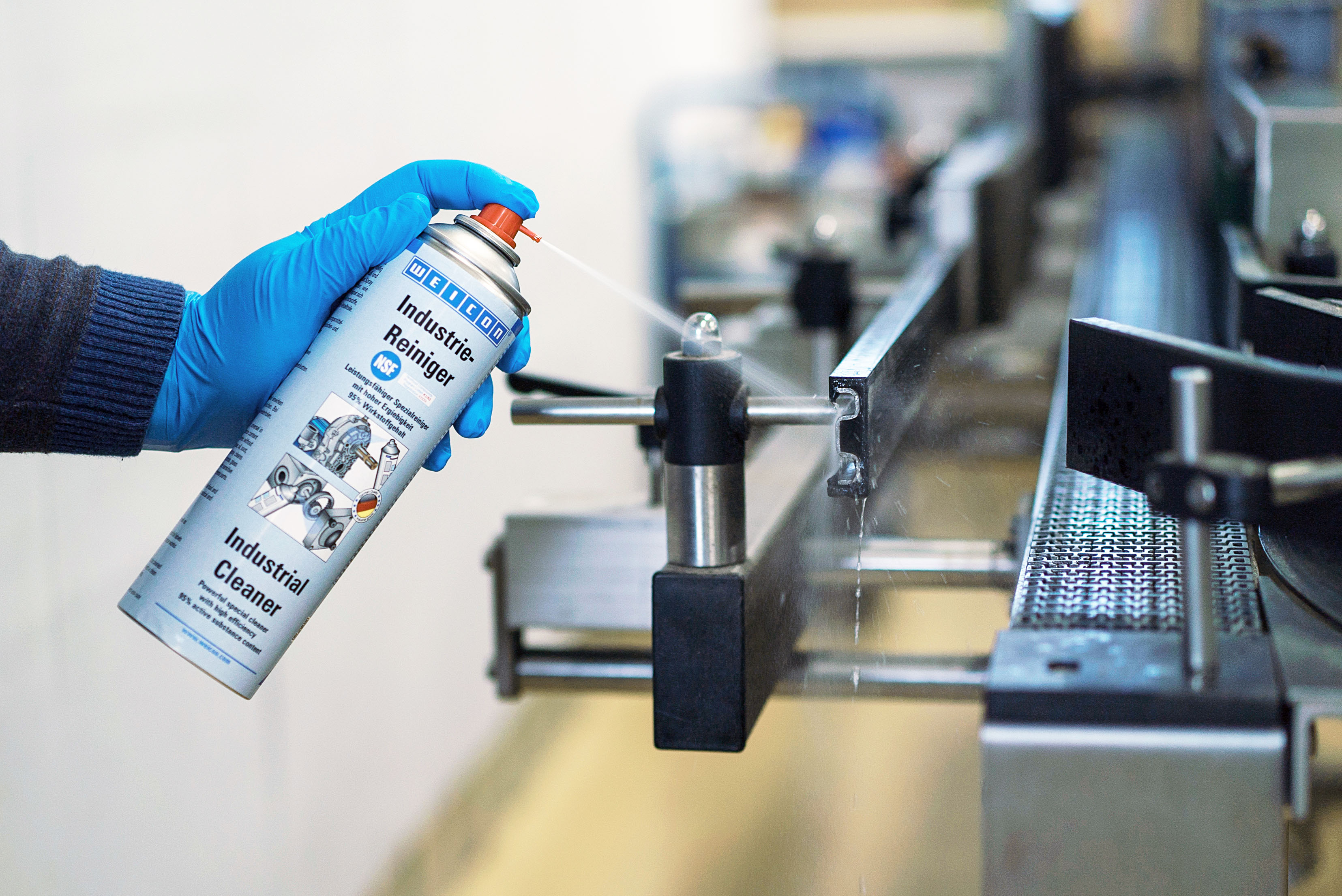 Landingpage_Einsatzgebiete_Lebensmittel_Industrie-Reiniger_00 Ein Förderband in einer Getränkeproduktion wird mit dem Weicon Industrie-Reiniger gereinigt