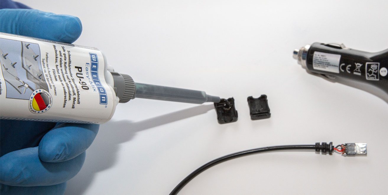 Der Verschluss eines Ladekabels wird mit dem Klebstof Weicon Easy-Mix PU 90 verklebt
