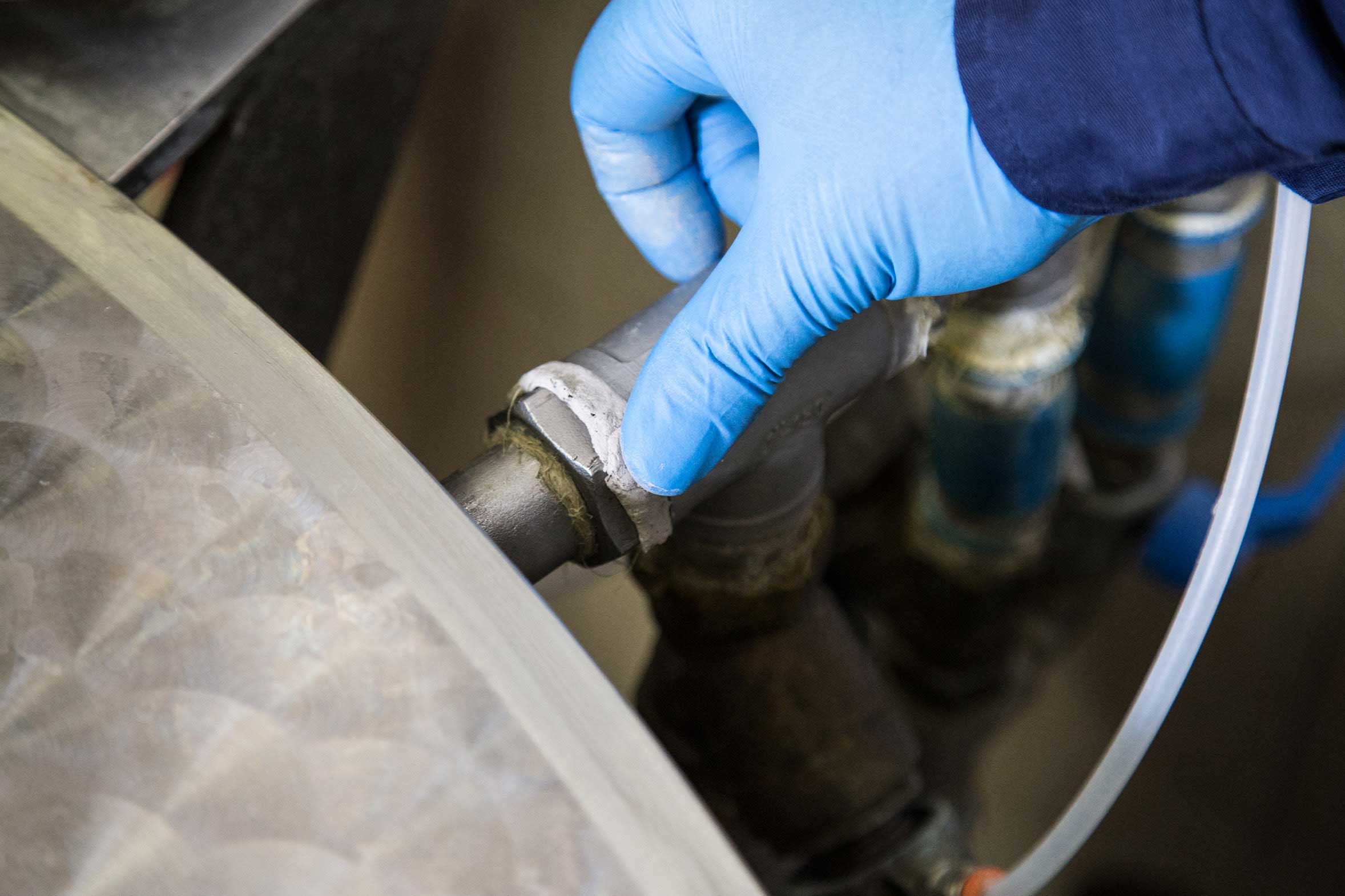 Reparaturknete wird an Dichtung aufgebracht